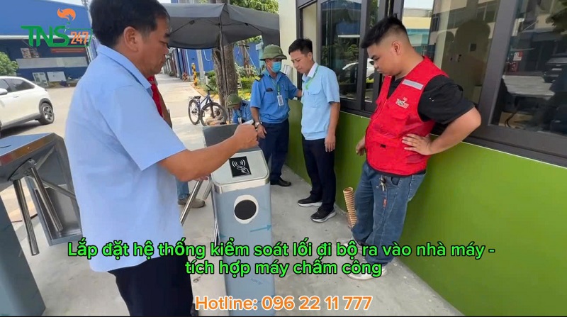 lap-dat-cong-kiem-soat-an-ninh-danh-cho-nguoi-di-bo-tai-nha-may